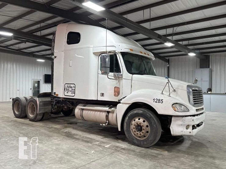 2007-freightliner-columbia-120-image-2