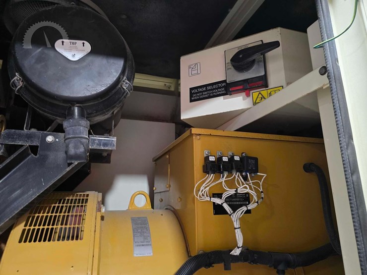 2013-caterpillar-xq200-2-image-14