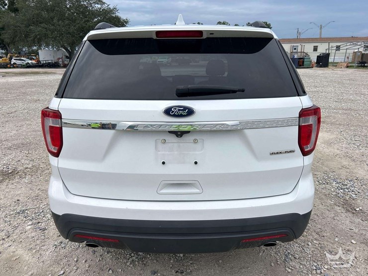 2016-ford-explorer-image-26