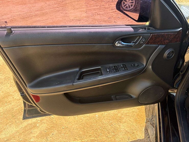 2016-chevrolet-impala-limited-4-door-sedan-(145,089-miles)-image-10