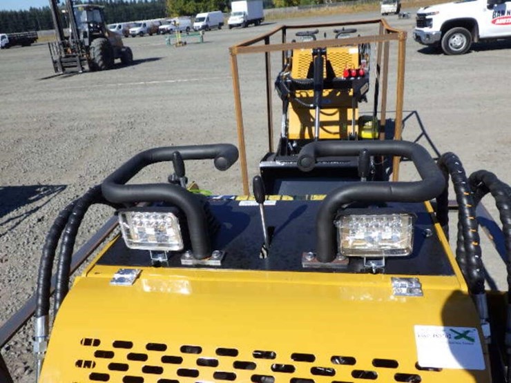 2026-agt-mx-crt23-skid-steer-tracked-loader-image-11