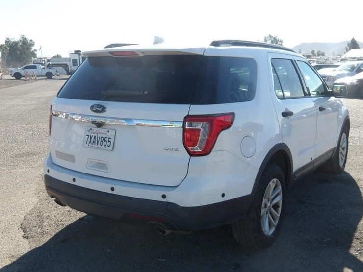 2017-ford-explorer-image-3