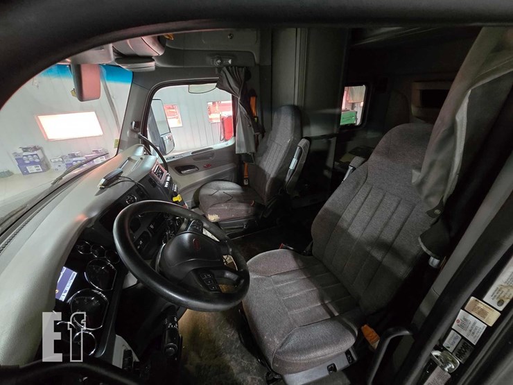 2021-peterbilt-579-image-9