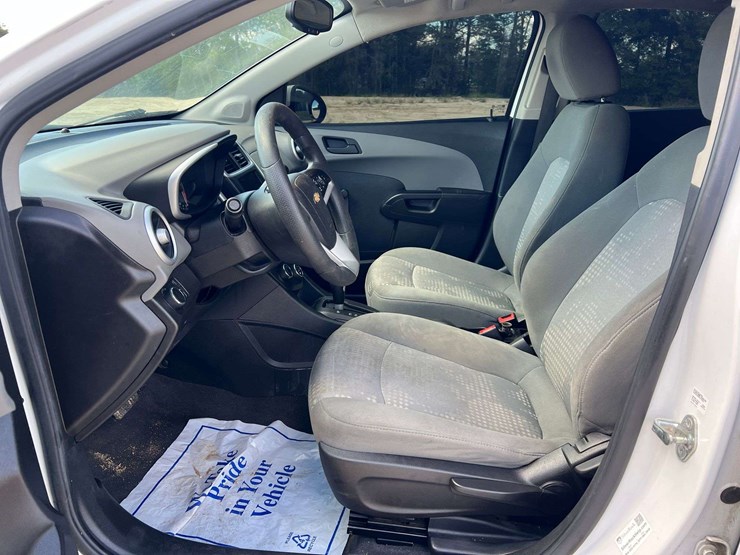 2019-chevrolet-sonic-4-door-sedan-(117,687-miles)-image-10