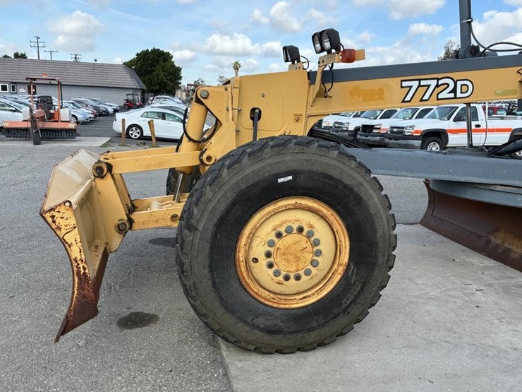 2005-deere-772d-image-5