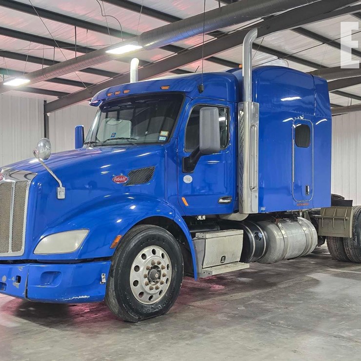 2017 PETERBILT 579