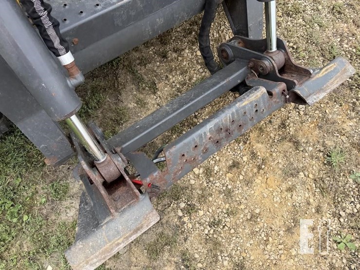 new-holland-l220-image-8