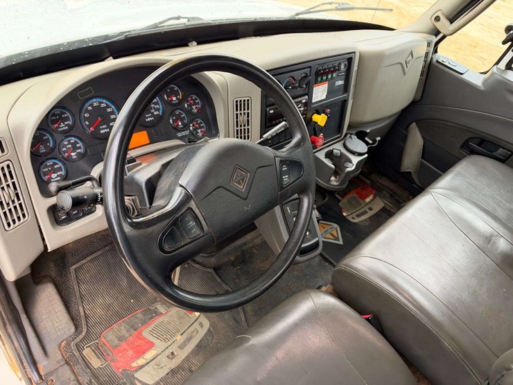 2017-international-durastar-4400-image-11