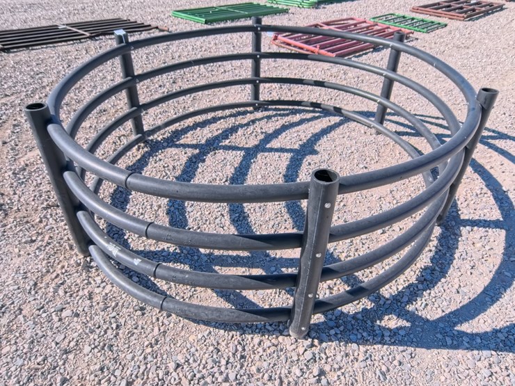 #2012-•-century-livestock-round-bale-horse-feeder-image-3