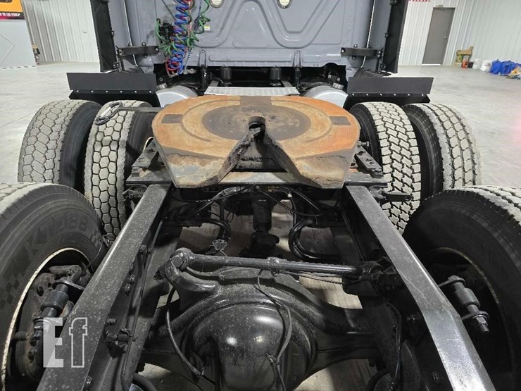 2020-freightliner-cascadia-126-image-21