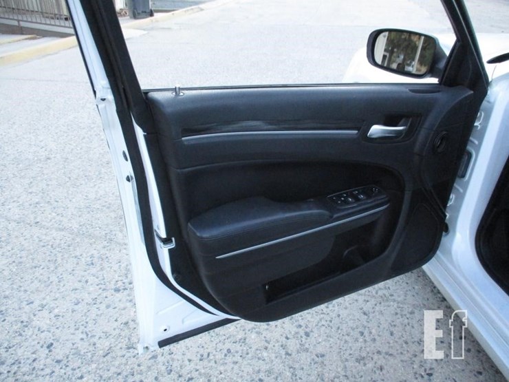 2021-chrysler-300-image-13