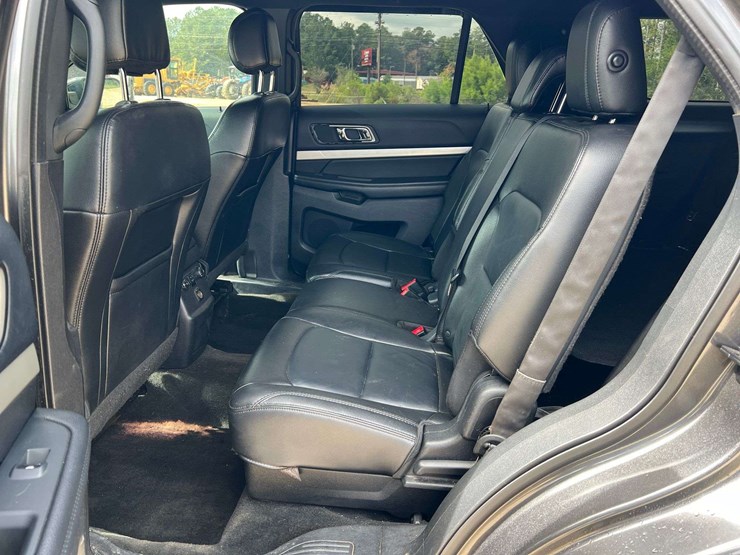2016-ford-explorer-image-15