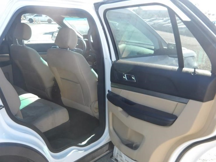 2017-ford-explorer-image-13