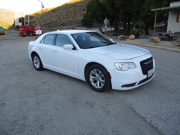 2021-chrysler-300-image-2