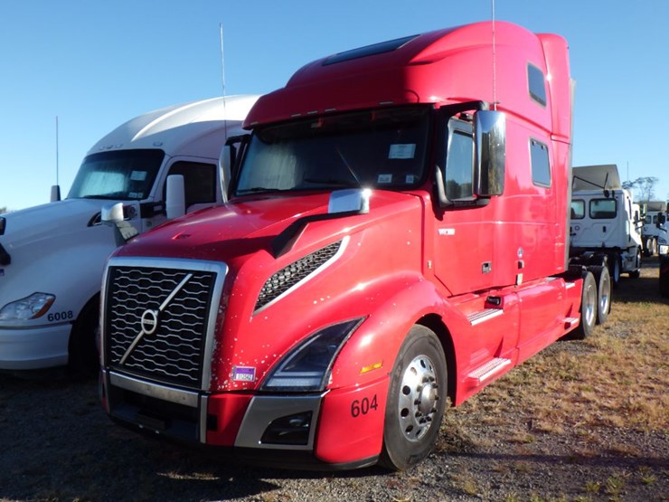 2022-volvo-vnl860-image-1