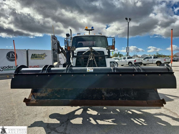 2019-freightliner-108sd-image-2