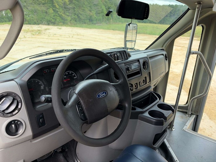 2017-ford-e450-image-11