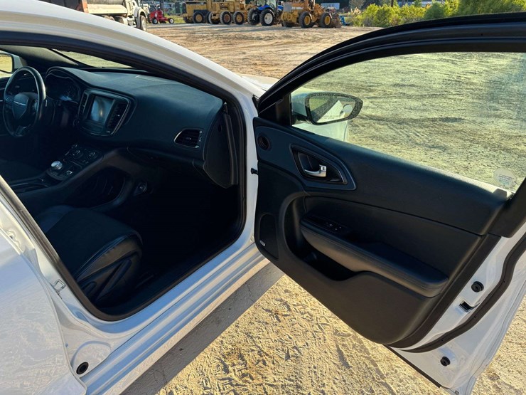 2015-chrysler-200s-4dr-awd-sedan---133,772-miles-image-15