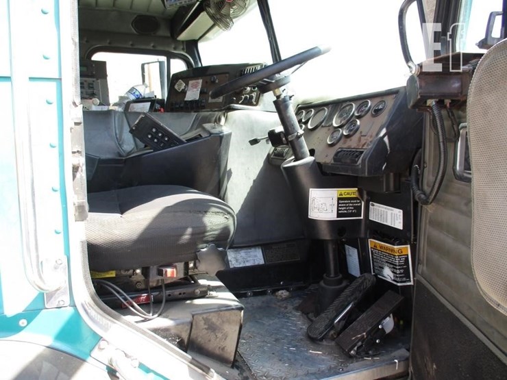 2009-peterbilt-320-image-7