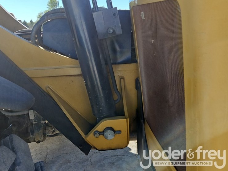 2014-caterpillar-tl1055c-image-26