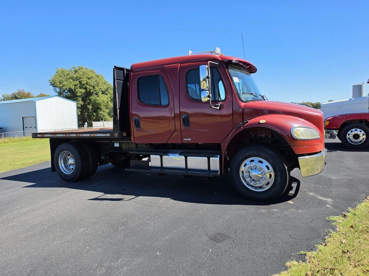 2007-freightliner-m2-106-image-18