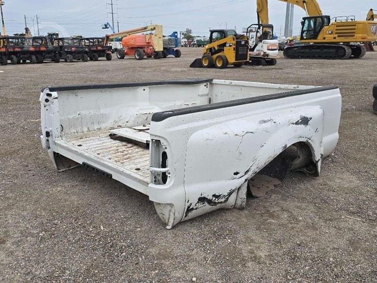 dual-rear-wheel-pickup-truck-bed-image-3