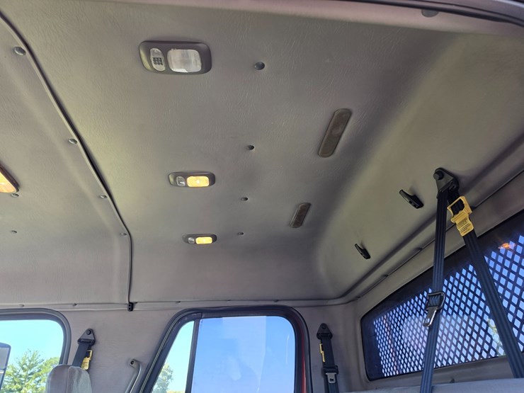 2007-freightliner-m2-106-image-74