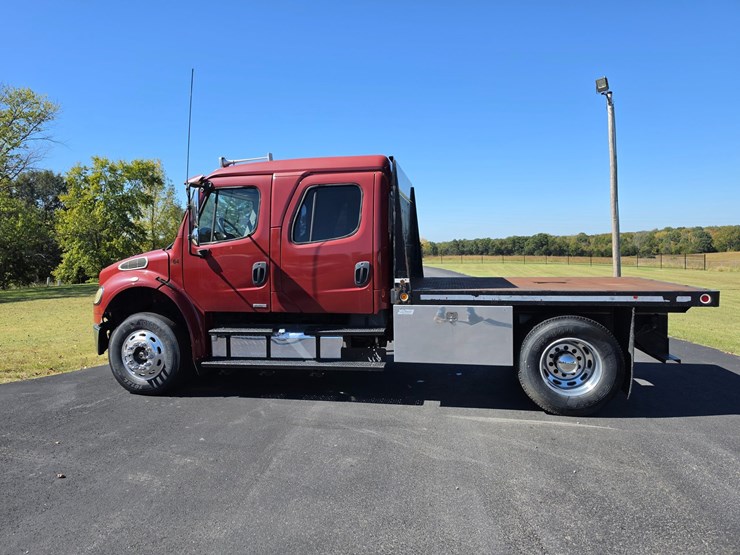 2007-freightliner-m2-106-image-6