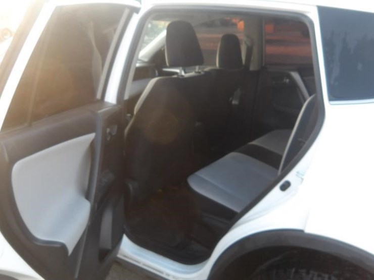 2016-toyota-rav4-xle-image-14