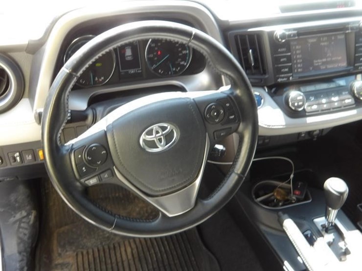 2017-toyota-rav4-xle-image-16