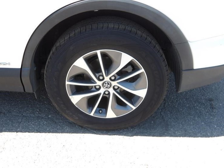 2017-toyota-rav4-xle-image-5