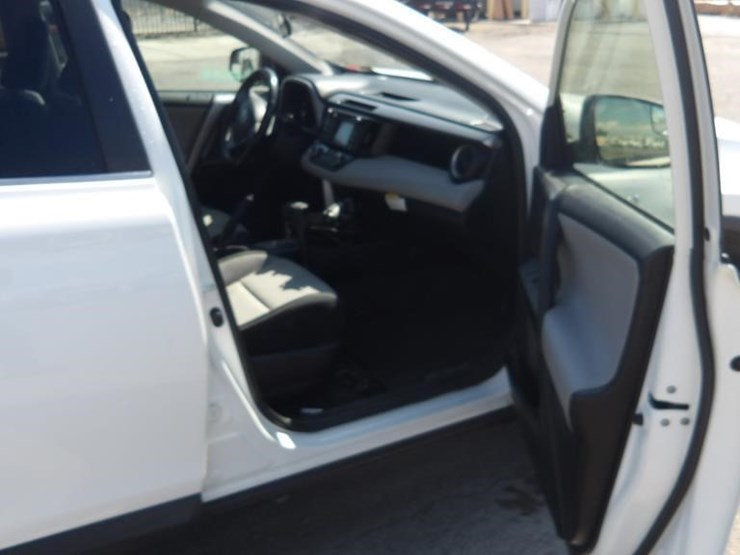 2016-toyota-rav4-xle-image-10
