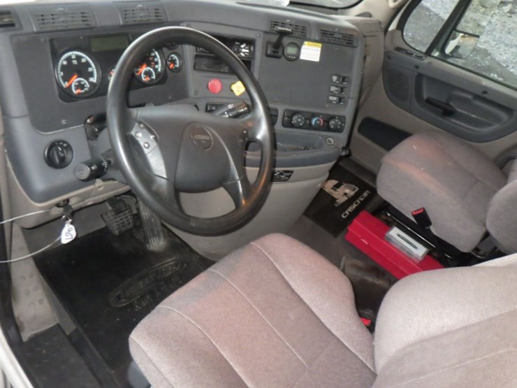 2018-freightliner-cascadia-125-image-15