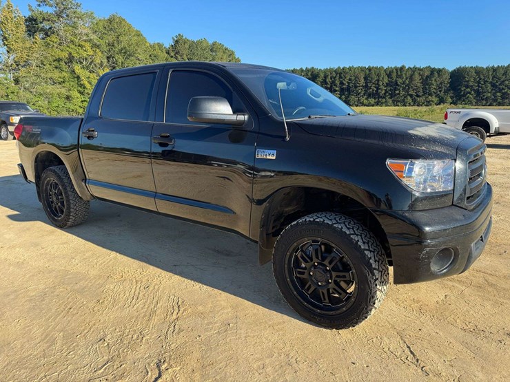 2011-toyota-tundra-sr5-image-2
