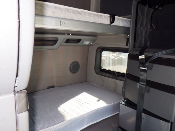 2019-volvo-vnl860-image-5