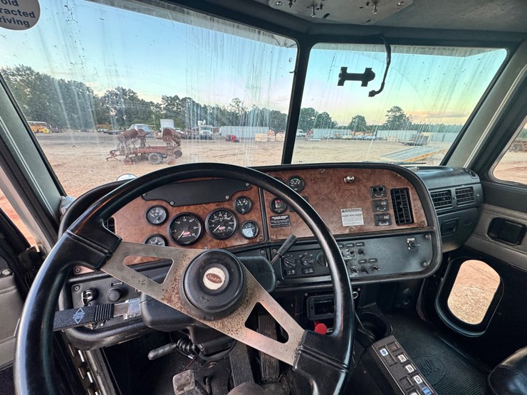 2001-peterbilt-385-image-12