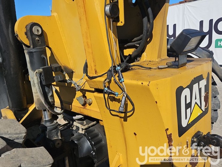 2014-caterpillar-tl1055c-image-24