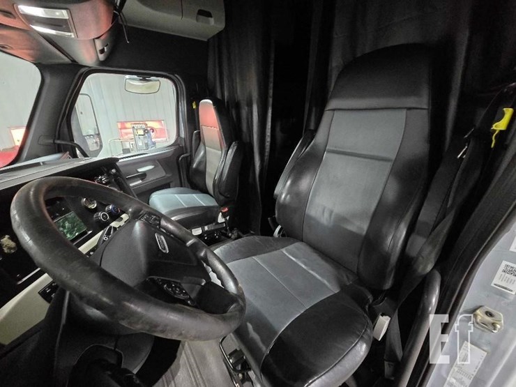 2020-freightliner-cascadia-126-image-9