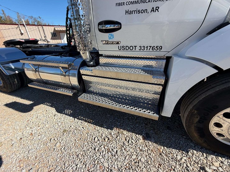 2024-kenworth-t880-image-27