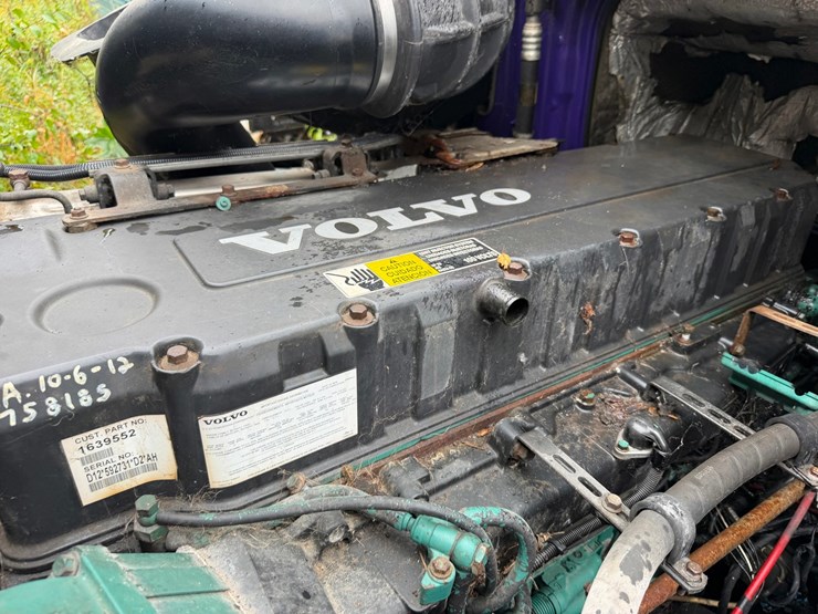 #1662-•-volvo-sleeper-cab-truck-tractor-image-51