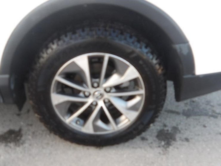 2016-toyota-rav4-xle-image-5