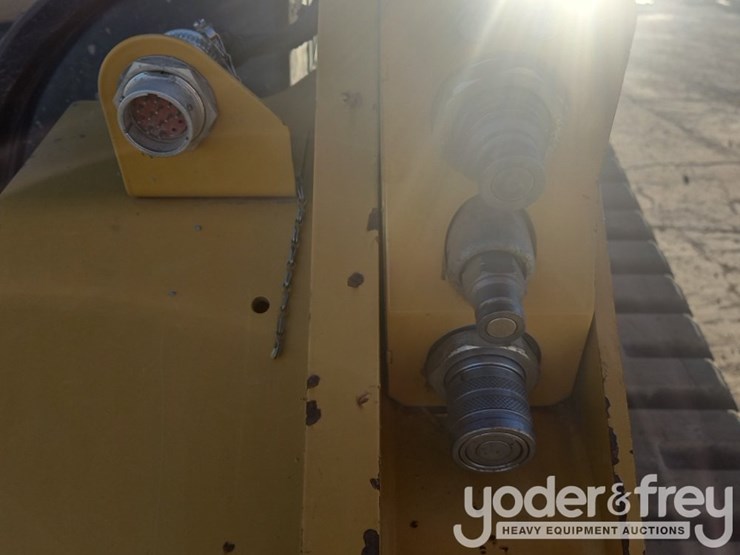 2021-caterpillar-299d3-image-16