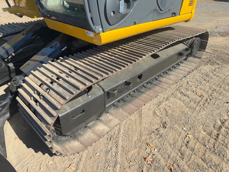 2010-deere-135d-image-32