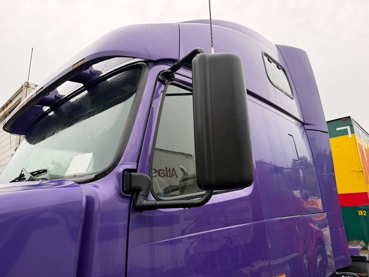 #1662-•-volvo-sleeper-cab-truck-tractor-image-11