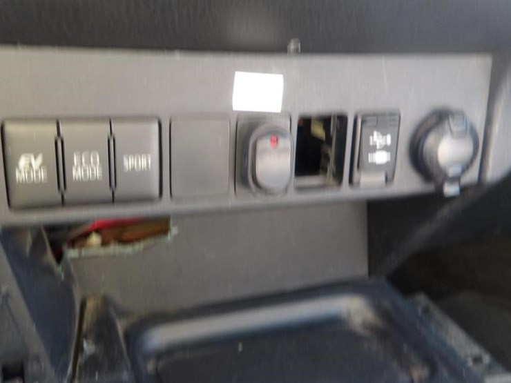 2016-toyota-rav4-xle-image-20