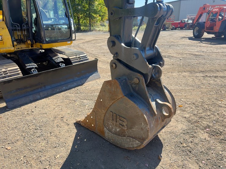 2010-deere-135d-image-8