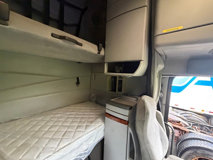 #1662-•-volvo-sleeper-cab-truck-tractor-image-39