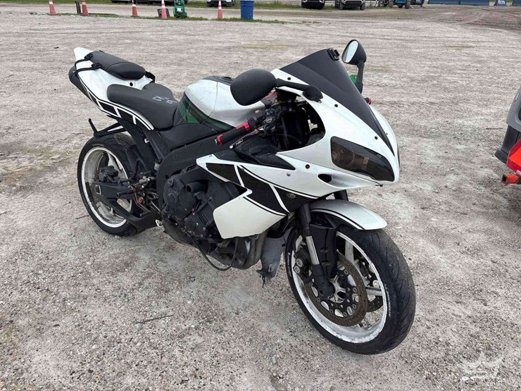 2006-yamaha-yzf-r1-motorcycle-image-2
