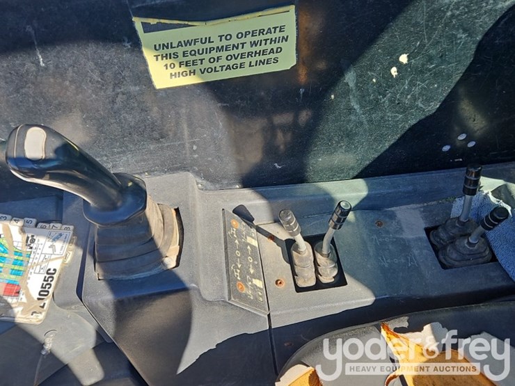 2014-caterpillar-tl1055c-image-17