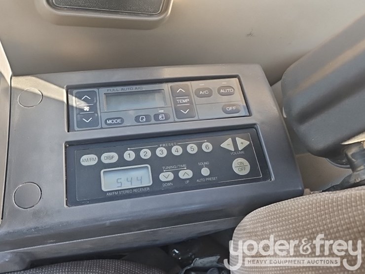 2011-deere-200d-image-19